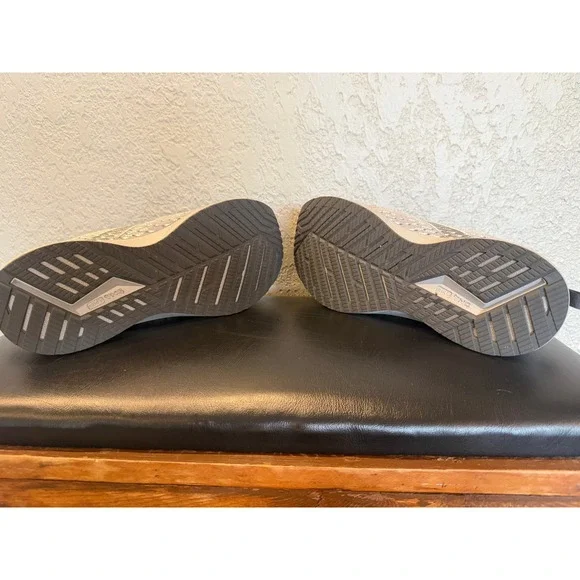 Brooks Levitate 5 Grey White Energize Neutral Running Shoes Mens 9 1203571B026 - Picture 9 of 10